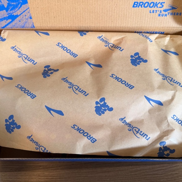 NEW Brooks RunDisney Ghost Max 2 Minnie Mouse Women’s Running Shoes - Size 8 - Picture 15 of 15